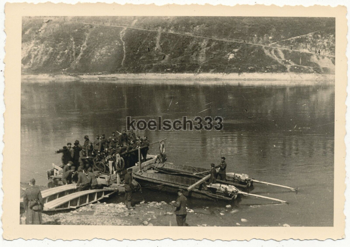 Foto Soldaten der Wehrmacht auf einer Sturmboot Fähre der Pioniere