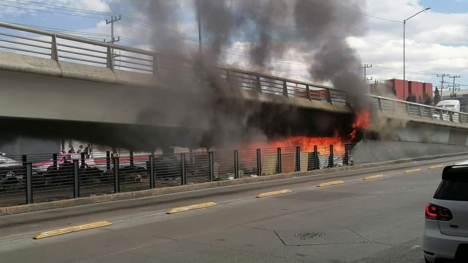 Controlan incendio cerca del Metrobús Tenayuca en la alcaldía Gustavo A. Madero