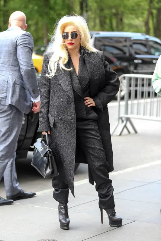 5-23-14-Arriving-at-her-apartment-in-NYC