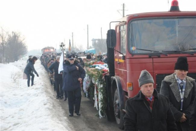 [Imagine: 20-rauri-de-lacrimi-pentru-pompierul-mor...pvideo.jpg]