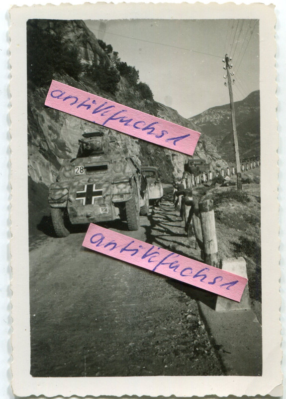 Foto Beute Schützen-Panzer aus Holland mit Balkenkreuz beim Bandenkampf 2.WK