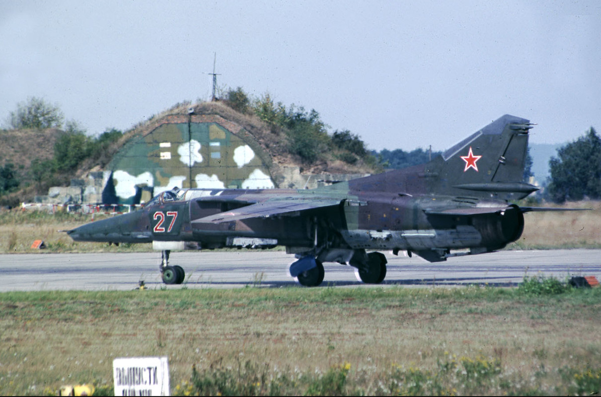 296 APIB MiG-27D 27 Red_61912555165 (3)
