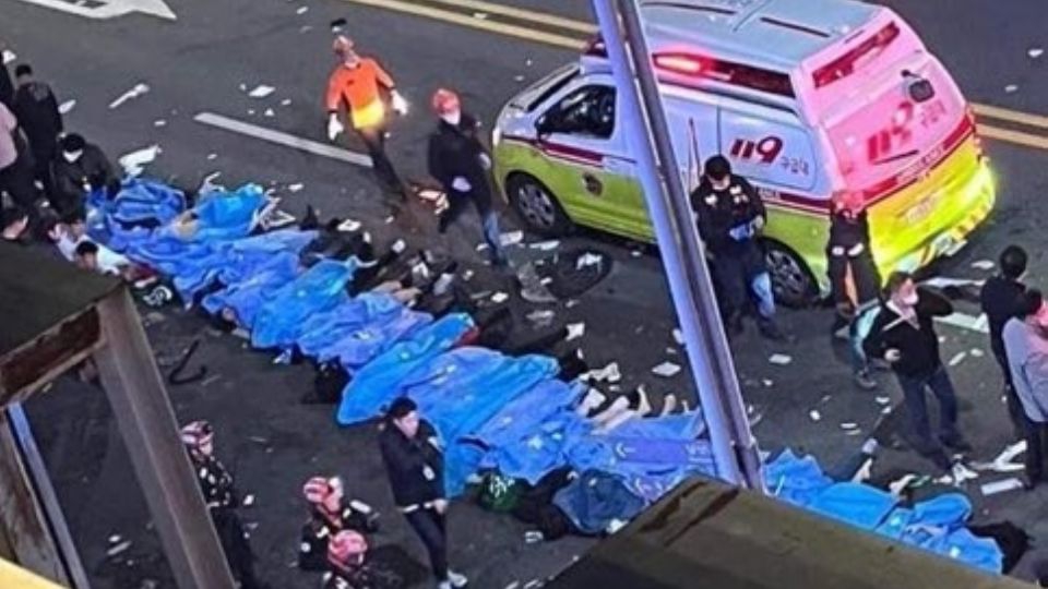 FUERTE VIDEO: Celebración de Halloween en Seúl termina en estampida; hay más de 140 muertos