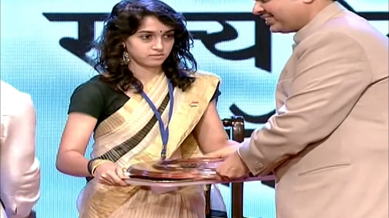 Amir Khan daughter ira khan navel slip.mkv_snapshot_00.06.820