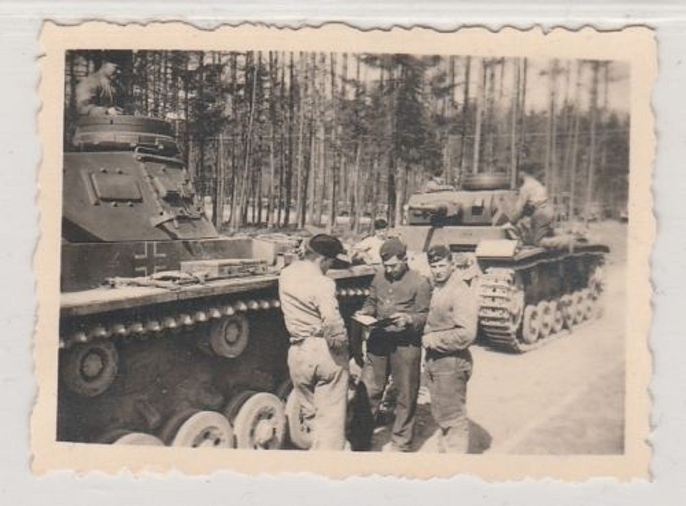Original Foto-2.Weltkrieg-Soldaten m.Panzern-Rüc