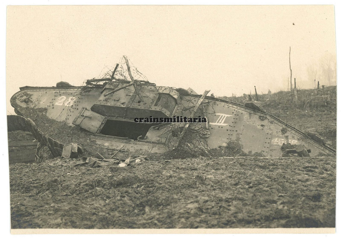 Orig. Foto englische Beute Panzer Tank zerstört in CAMBRAI Frankreich 1917 (1)