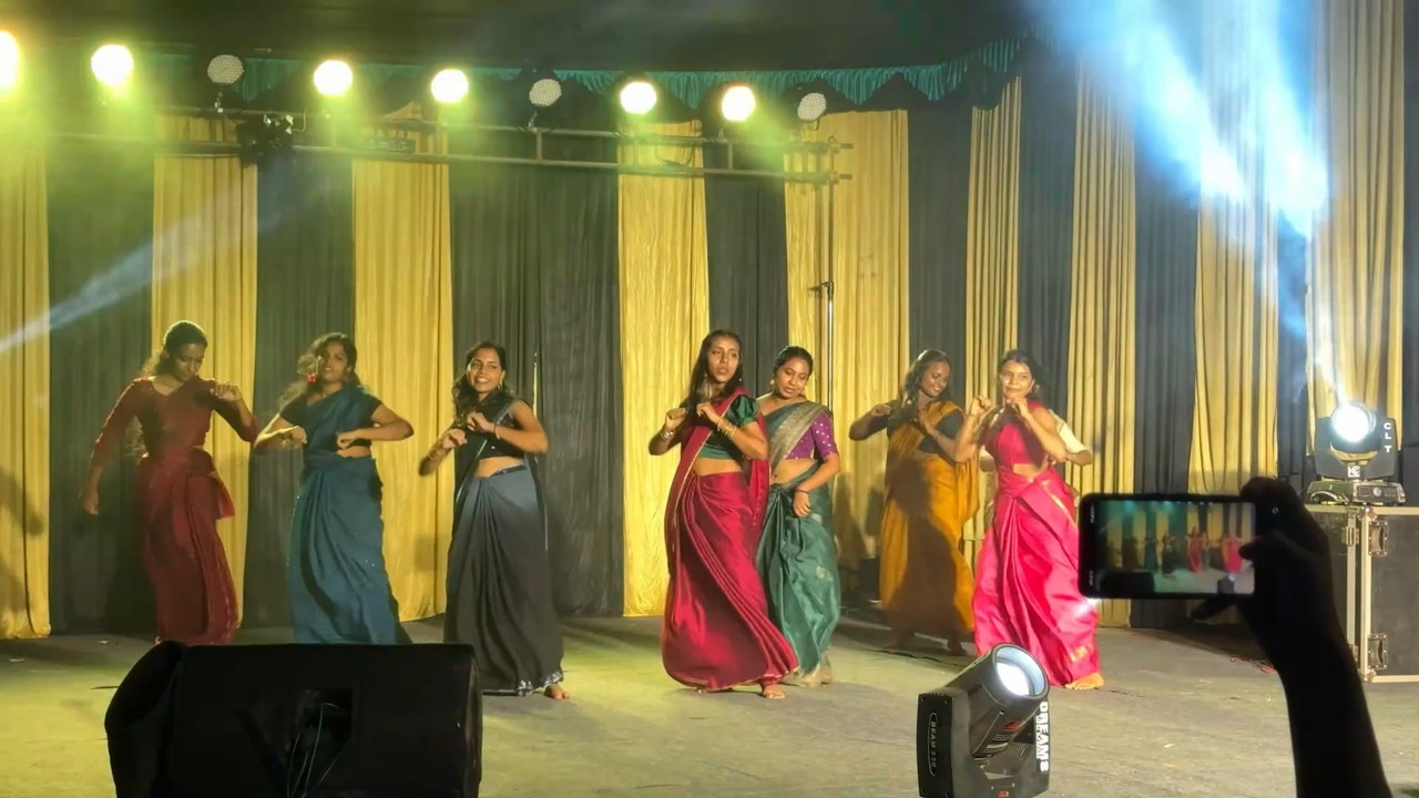 Sexy Malayali Girl Open Navel dance during dance.mp4_snapshot_00.23.144