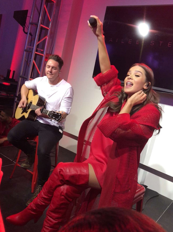 hailee-steinfeld-performing-at-kelloggs-nyc-cafe-for-national-ce