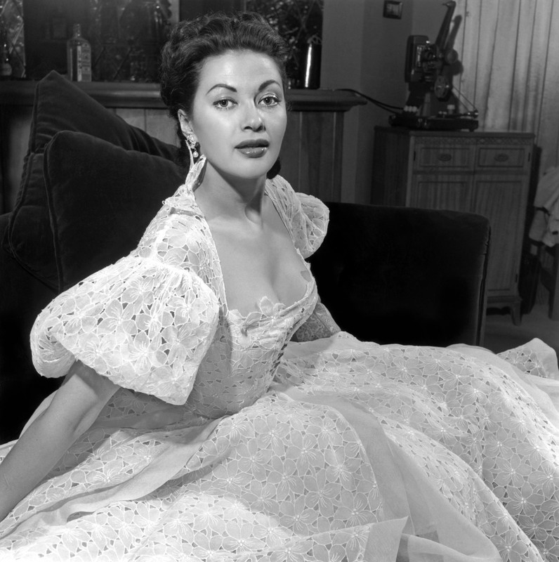 Yvonne_De_Carlo_c29