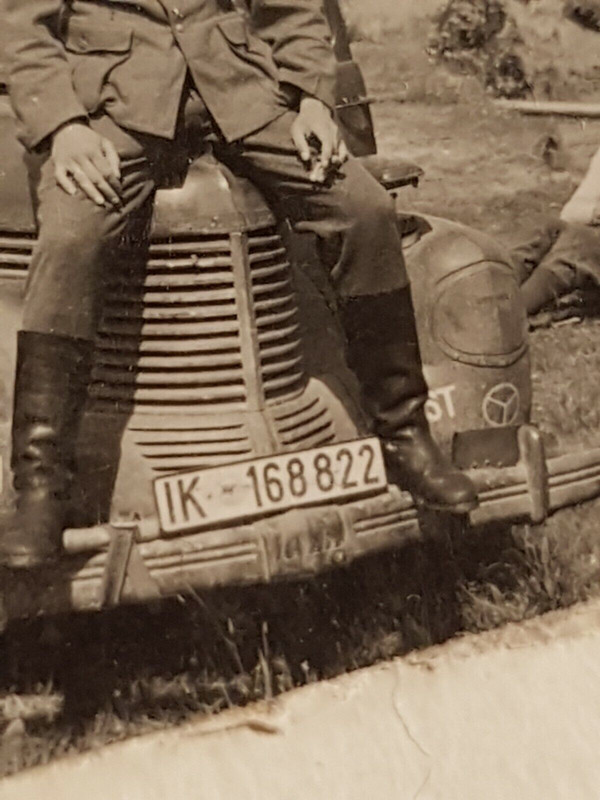 Foto Osten Vormarsch  Technik Kfz-Pkw Opel  takt.Zeichen Soldaten WH   orig (2)
