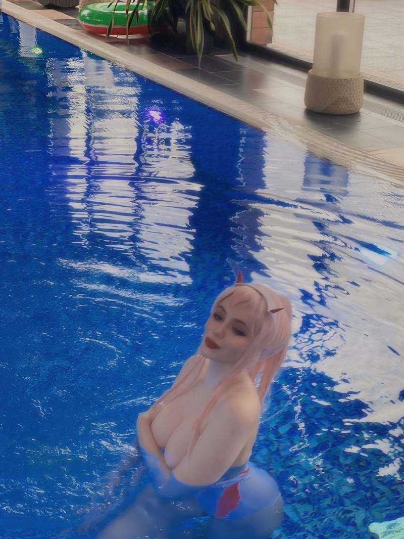 Alina Becker 02 Zero Two Cosplay Darling in the Franxx 泳池主题写真【47P-56.8M】插图2
