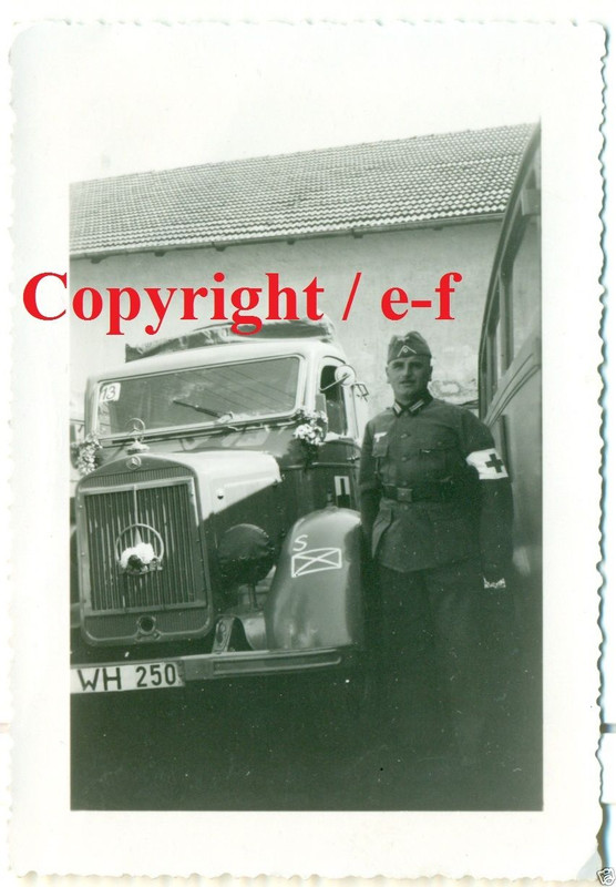 FOTO - BEUTE-FAHRZEUG  LKW  SANITÄTS-WAGEN - ROT