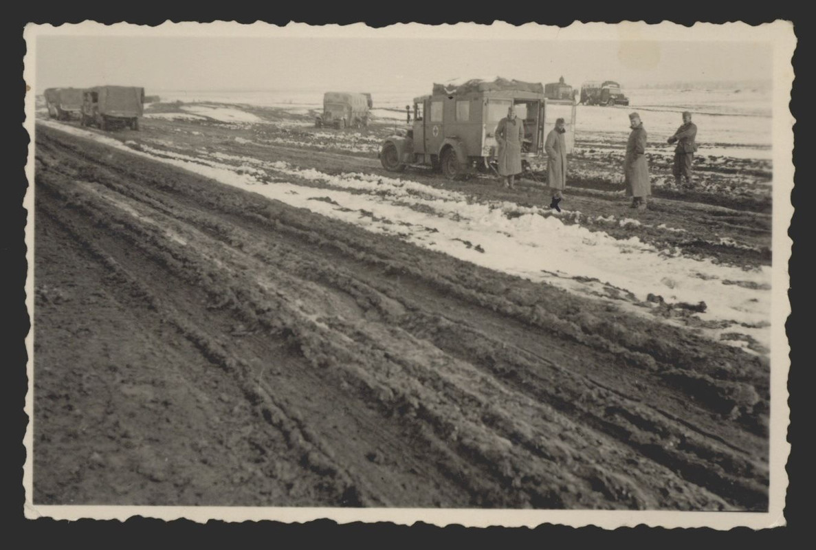 original Foto, Soldaten am Sanitäts-LKW