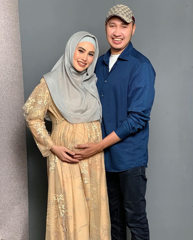 Pasangan Kartika Putri dan Habib Usman bin Yahya