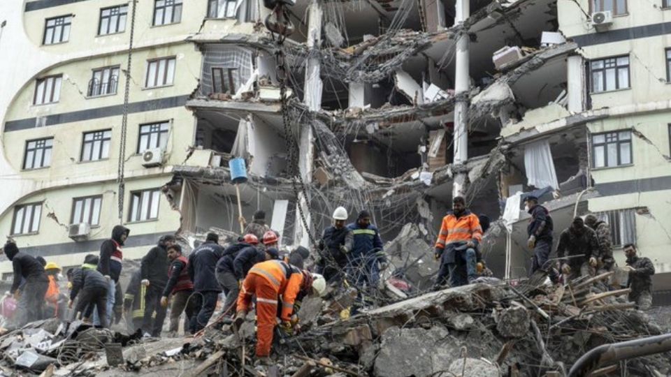 Tras fuerte sismo, Siria pide ayuda a la Unión Europea; Gobierno de Turquía reconoce errores en rescate