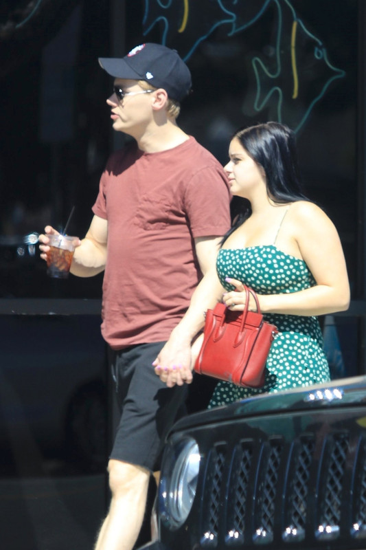 Ariel-Winter-Sexy-Legs-Ass-2