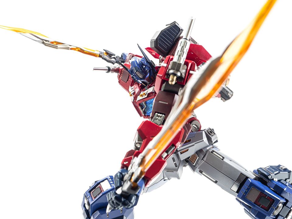 Flame-Toys-Kuro-Kara-Kuri-Optimus-Prime-11