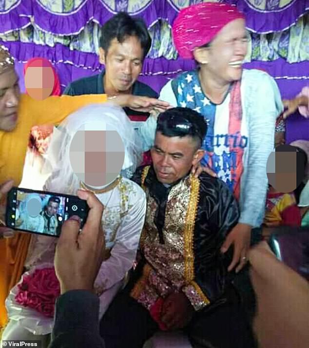 Pengantin pria Abdulrzak Ampatuan, 48, duduk bersama pengantin ciliknya yang berusia 13 tahun, istri kelimanya. Sementara para tamu tertawa dan tersenyum di latar belakang