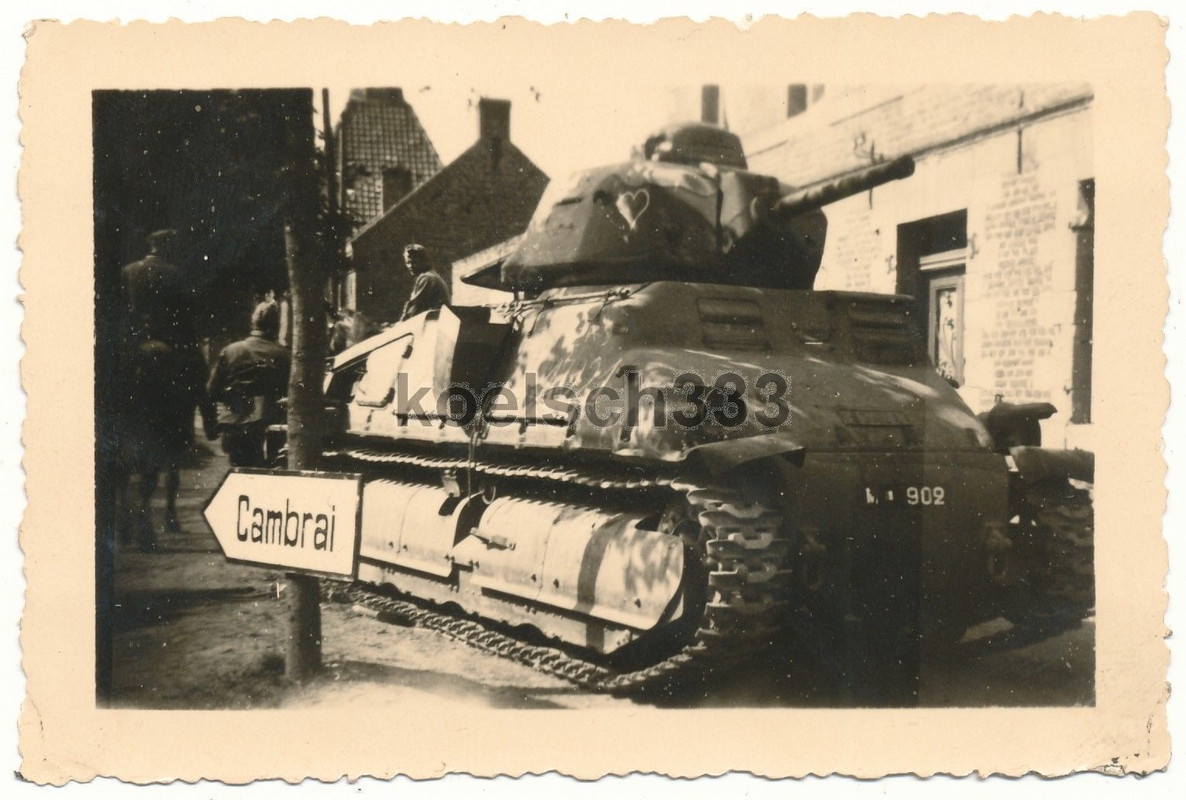 Foto französischer SOMUA Panzer am Wegweiser Cam