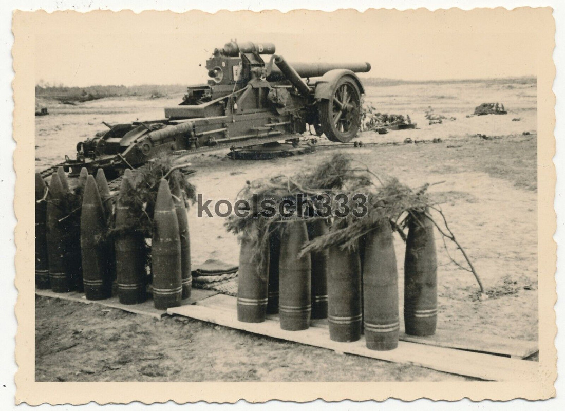 Foto Granaten vor 21cm Mörser der Wehrmacht in Feuerstellung an der Ostfront ..