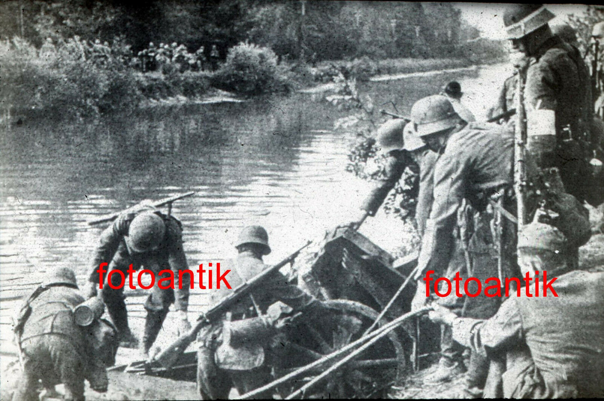 Foto 2 WK Glas DIA Frankreich Pak Geschütz übersetzen über Fluss Soldaten Top