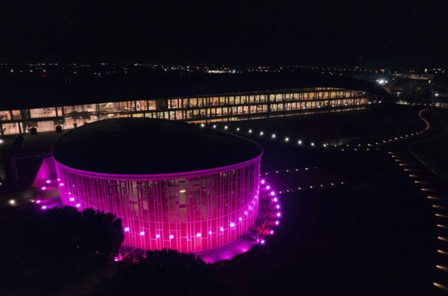 Il Technogym Village di Cesena illuminato di rosa (www.settesere.it)