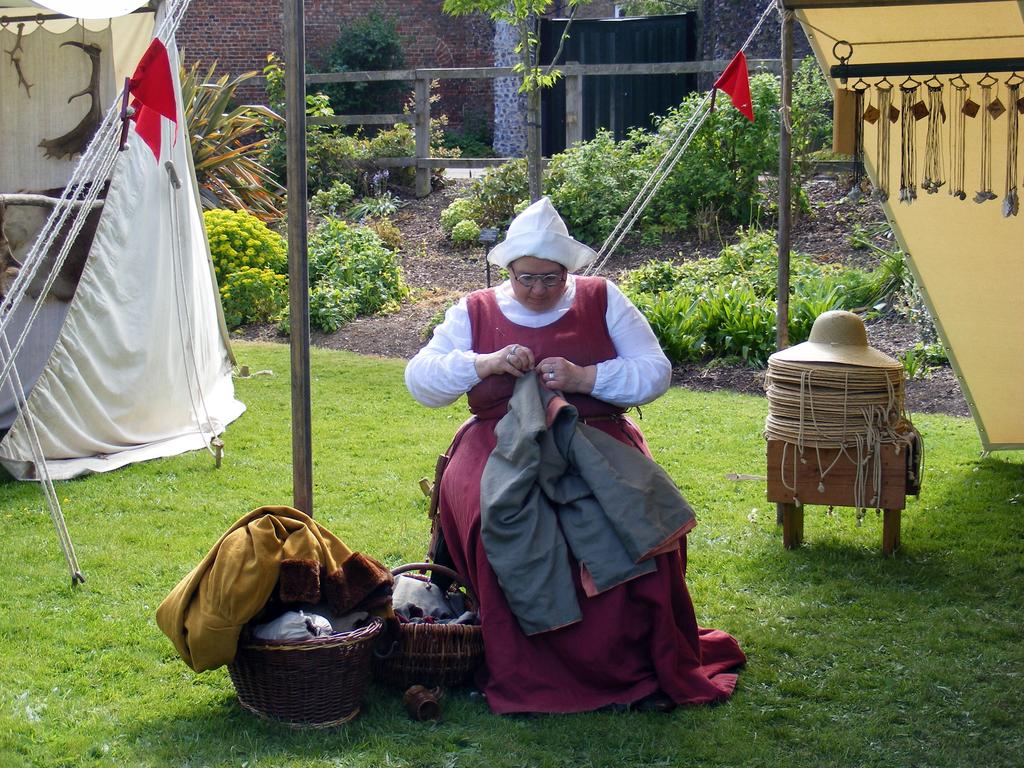 medieval-seamstress.jpg