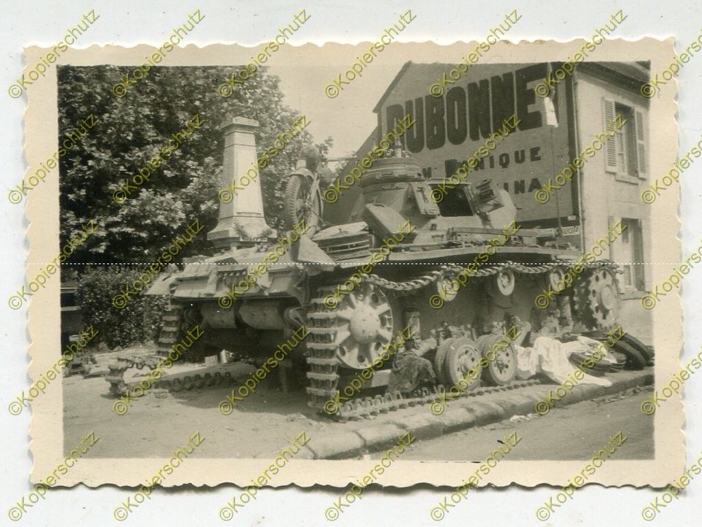 Foto, Wehrmacht, zerstörter Panzer III in Saint-Julien, Frankrei