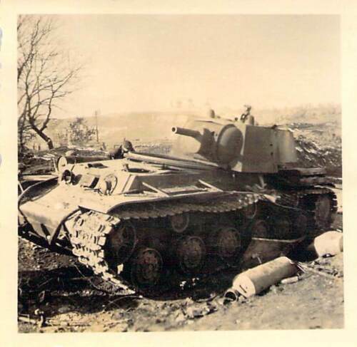 Wehrmacht zerstörter russischer Panzer mit Soldat bei der Unters