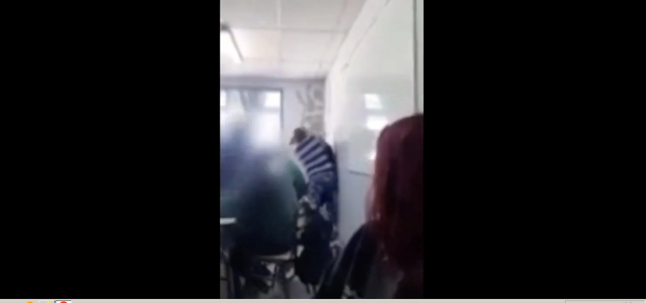 Mamá irrumpe en salón de clases y golpea a alumno que hace bullying a su hijo