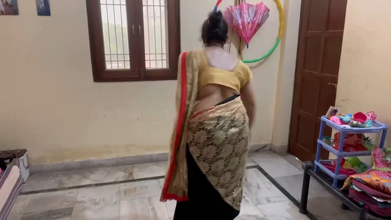 Sexy fleshy housewife ruby huge boobs, navel,ass in saree.mkv_snapshot_00.30.543
