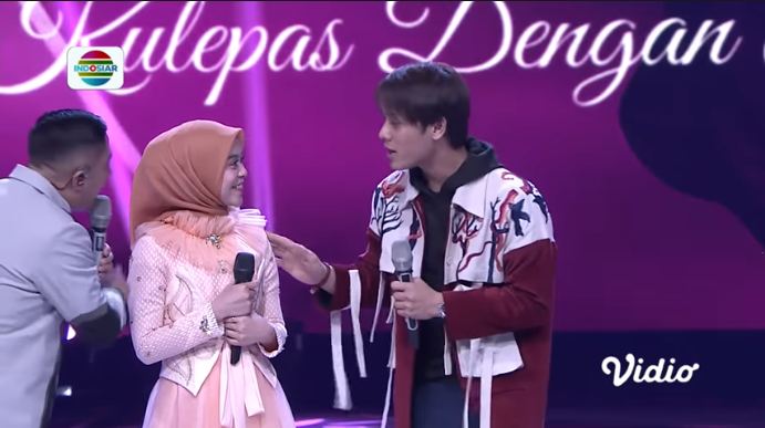 Rizky Billar menepuk bahu Lesty saat si pedangdut menahan emosi