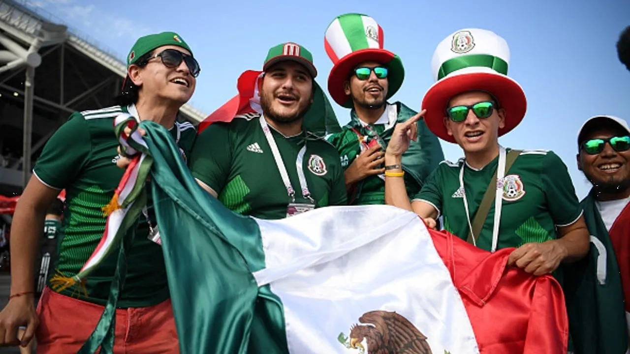 Aficionado mexicano llega con sonidero a Qatar
