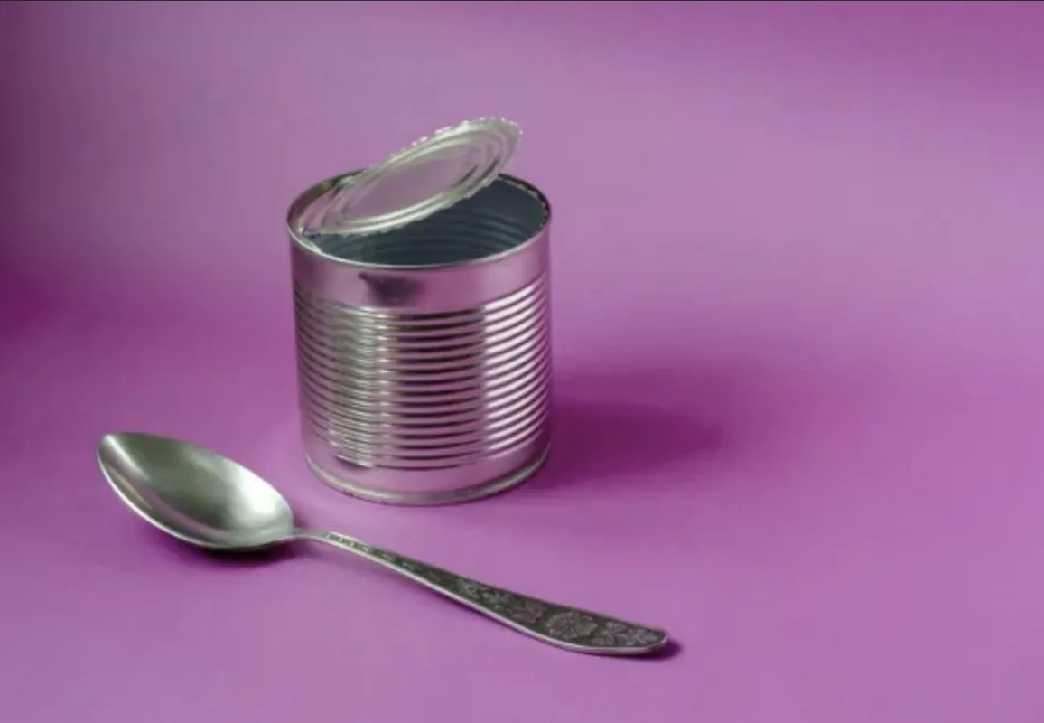 Conoce el hack para abrir las latas herméticas usando solo una cuchara