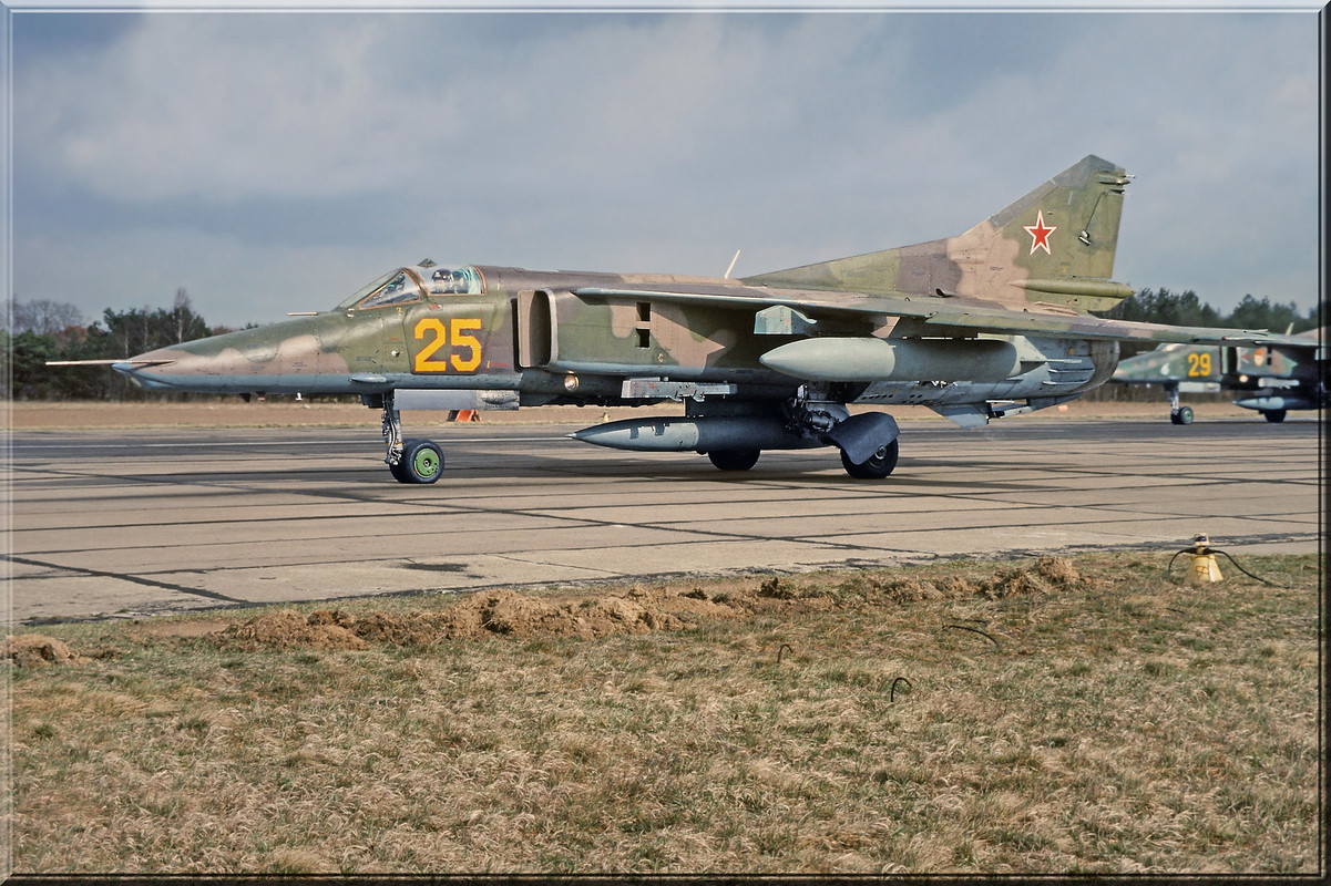 19 GvAPIB Mig-27D Yellow 25_61912555175
