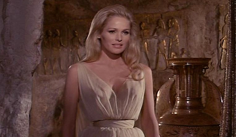 URSULA-ANDRESS-SHE-1-A-FOTOR.jpg