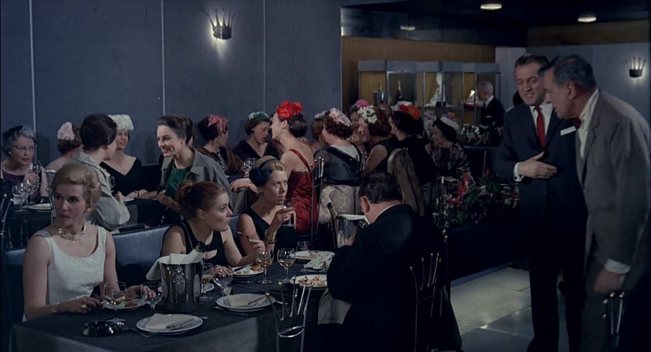 Playtime 1967 Criterion.mkv_snapshot_01.29.45_[2018.01.09_23.32.