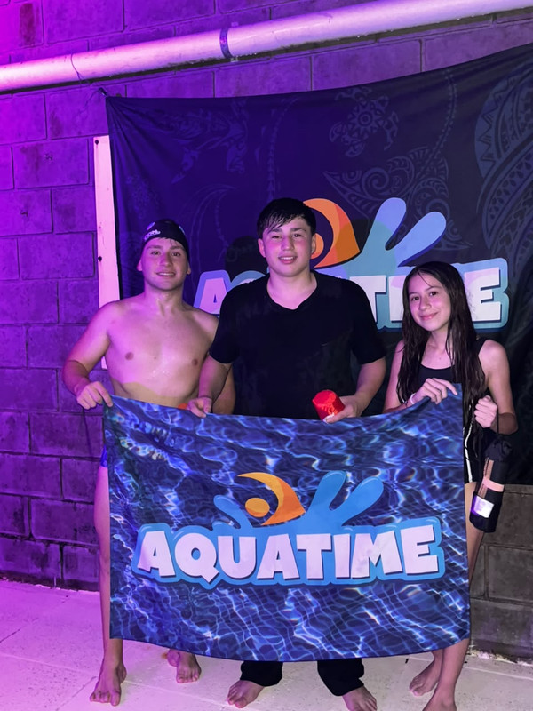 Jóvenes con bandera Aquatime