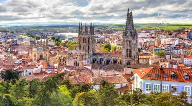 La cattedrale di Burgos, dalla quale scatterà la prima tappa della Vuelta 2021 (www.weathercrave.com)