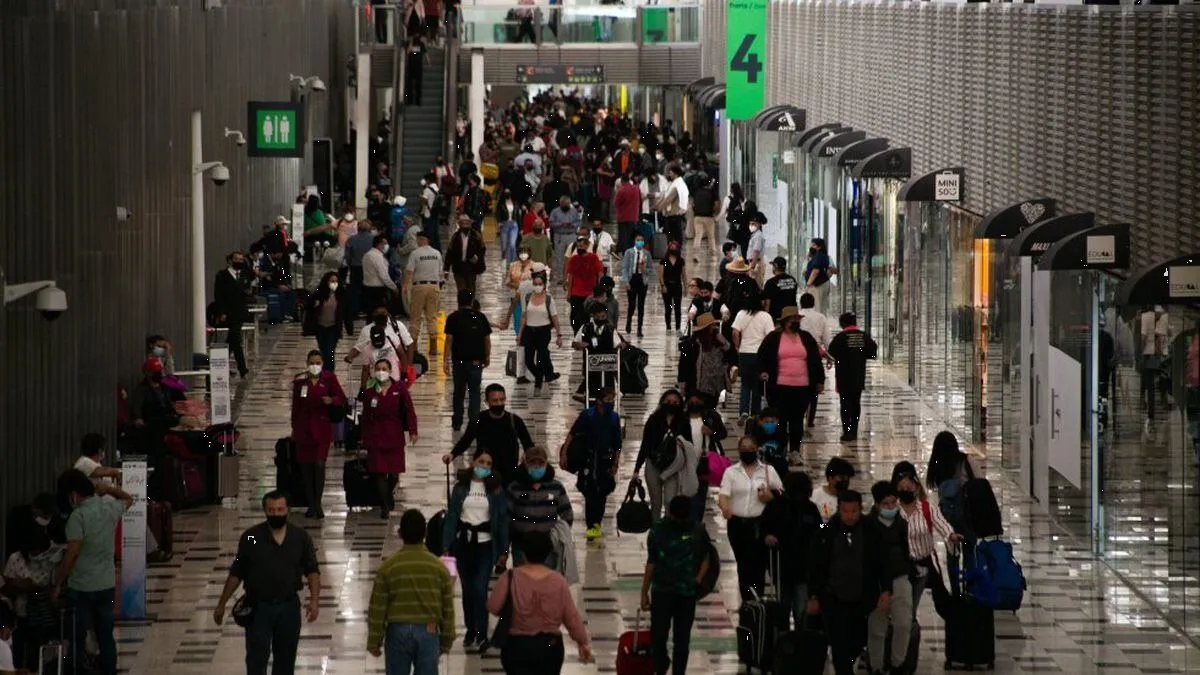 Apuñalan a hombre en Aeropuerto CDMX; estaba acompañado de su esposa