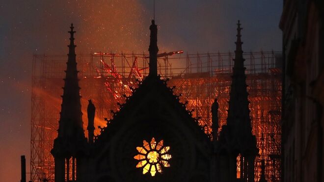 noche ardio Notre Dame 2113298650 13522565 660x371 - Notre Dame La increible carrera contra el infierno
