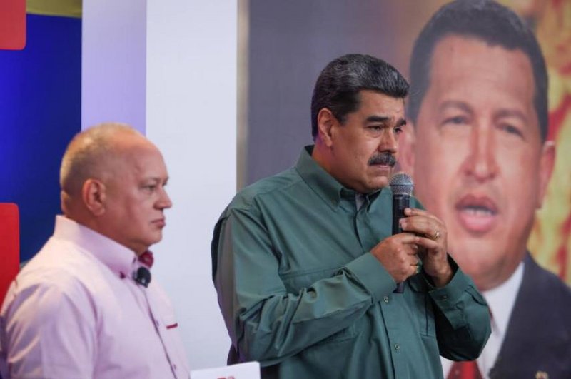 Presidente Maduro, Con El Mazo Dando