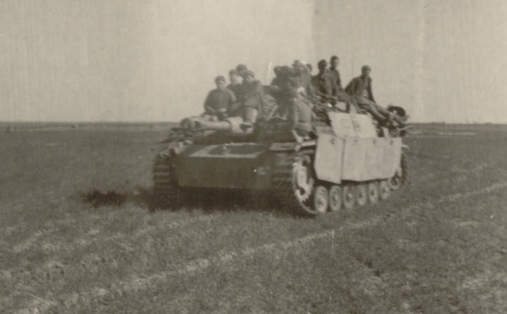 orig. Foto, deutsche Sturmhaubitze 42 mit Schürz