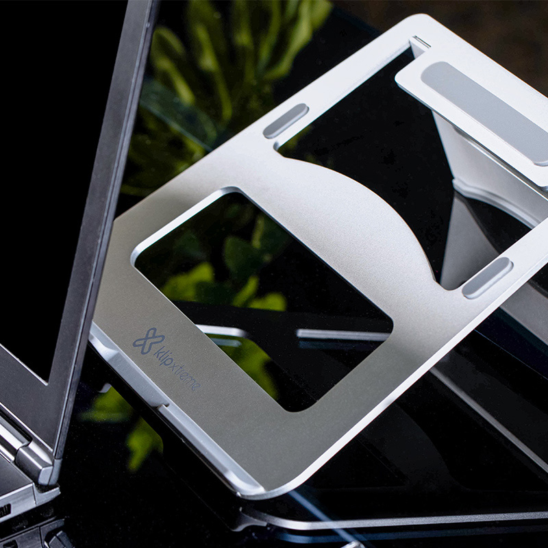 Base de aluminio Klip Xtreme Podium sosteniendo una laptop.