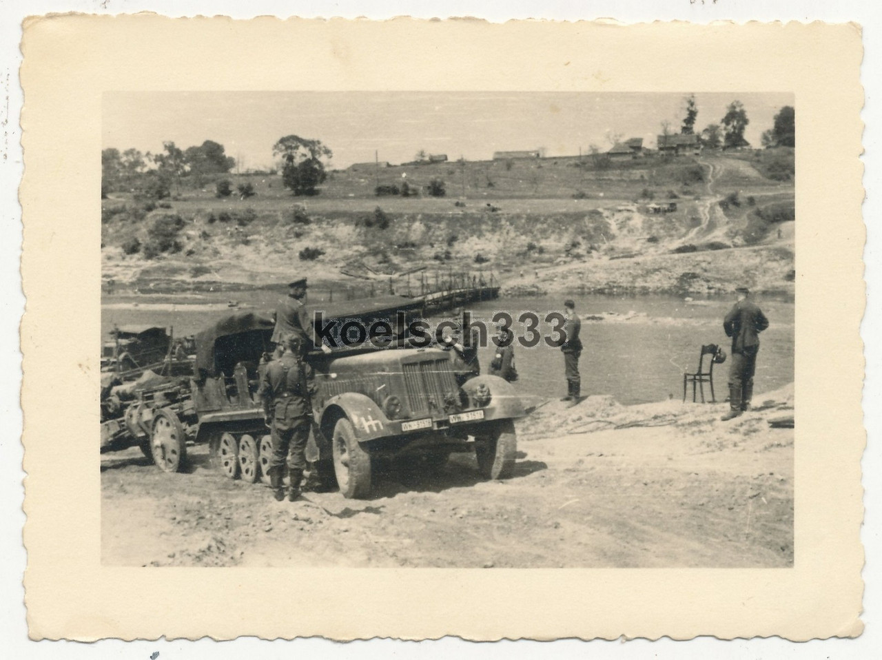 Foto Panzer Halbkette der Panzergruppe 3 am Übergang über die Düna in Russland (1)