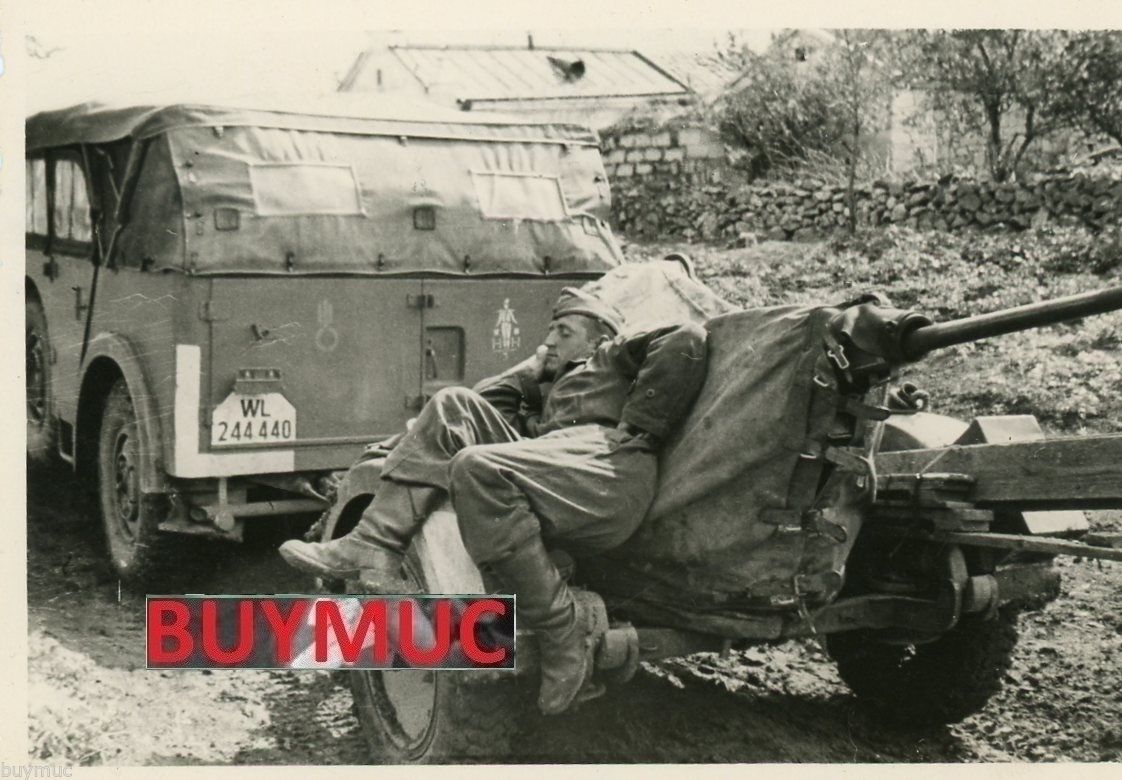 FOTO KRIM JALTA KFZ WAPPEN GESCHÜTZ GUN SOLDAT