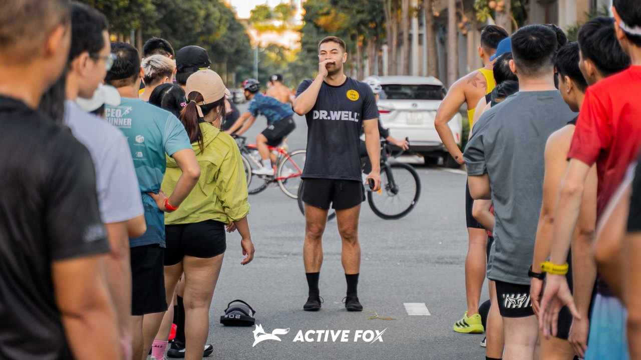Huấn luyện viên Độ Khớp Club hướng dẫn khởi động động trước buổi tập chạy bộ tại Active Fox