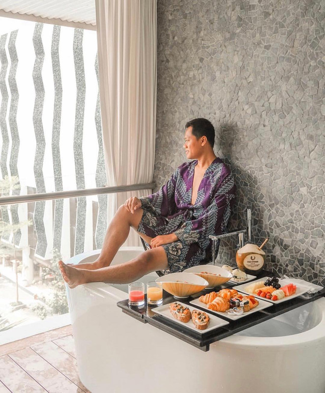 Sensai sarapan di bathub ala The Stones Hotel