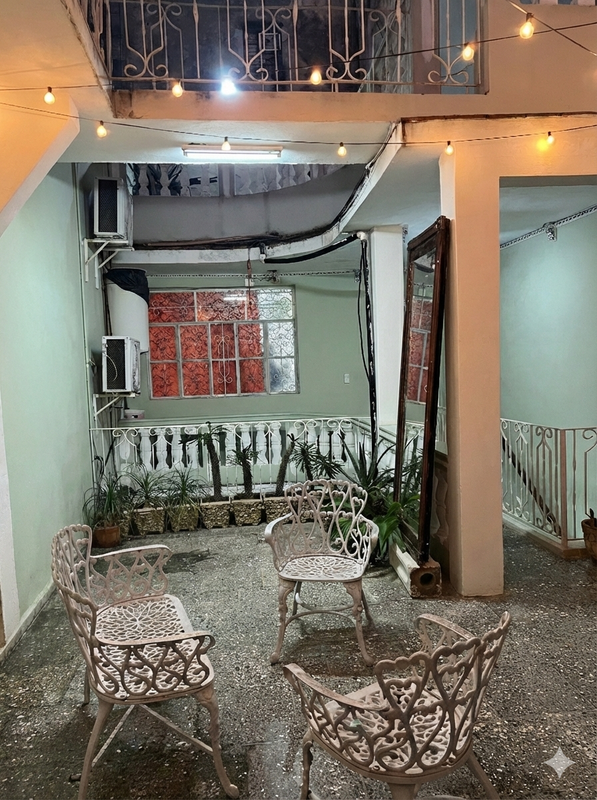 Terraza lateral acogedora con decoración cubana en Terrazas de Bayona