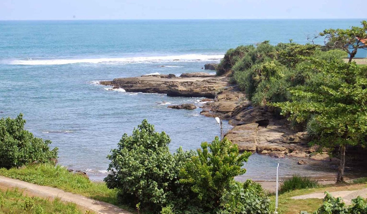 Pesona Keindahan Pantai Cicalobak yang Berada di Jawa Barat!